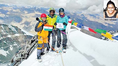 लडाख येथील कांगयात्से शिखर सर करून तिरंगा फडकवताना स्मिता कारिवडेकर व सहकारी.
