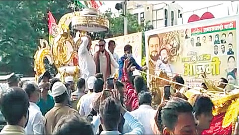 अबू आझमी यांच्या वाढदिवशी मिरवणूक, तलवार नाचवली