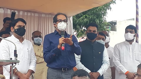 भिलवडी येथील बाजारपेठेत ठाकरेंनी पूरग्रस्त ग्रामस्थांशी संवाद साधला