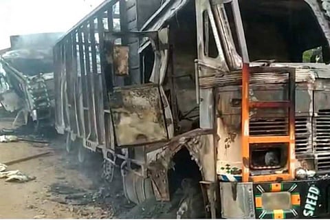 आसाममध्ये ७ ट्रक पेटवले; ५ चालकांचा जळून मृत्यू