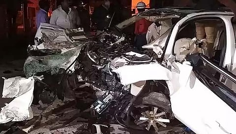 बंगळूर येथे झालेल्‍या अपघातात कारचा चक्‍काचूर झाला. 
