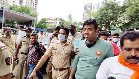 MNS : मनसेच्या दहीहंडीला पोलिसांचा मज्जाव; मनसेचे आंदोलन