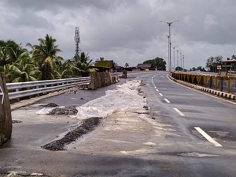 पंधरा दिवसापूर्वी कणकवली मध्ये मुंबई-गोवा महामार्गावर उड्डाणपुलाचा जोडरस्ता गोव्याकडे जाणाऱ्या लेनवर सुमारे 50 मीटर लांबीने खचला होता.