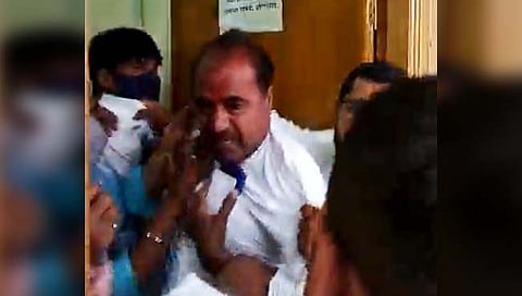 औरंगाबाद पंचायत समिती : उपसभापतींना काँग्रेस कार्यकर्त्यांची मारहाण