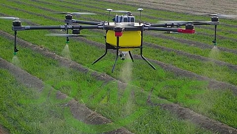 हातकणंगले तालुक्यात ड्रोनद्वारे फवारणीचा अनोखा उपक्रम