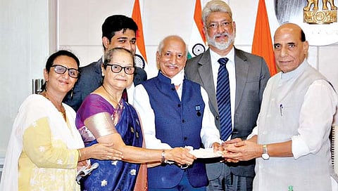 कोल्हापूर येथील प्रसिध्द डॉक्टर प्रकाश गुणे व कुटुंबियांनी भारतीय सेना दलाला तब्बल १ कोटीचा धनादेश संरक्षणमंत्री राजनाथसिंह यांच्याकडे नवी दिल्ली येथे शुक्रवारी सुर्पुद केला. यावेळी त्यांच्या पत्नी अनुराधा गुणे, मुलगा डॉ. राहुल गुणे, नातू डॉ. आयर्न गुणे आदी उपस्थित होते.