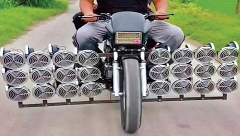 मोटारसायकलवर लावले ४८ हॉर्न!