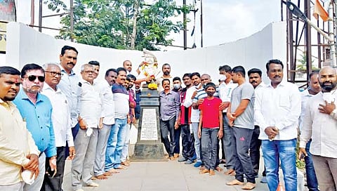 जयसिंगपूर : येथे अश्वारूढ पुतळ्याचा प्रश्न मार्गी लागल्यानंतर राजर्षी शाहू महाराज यांच्या पुतळ्याला पुष्पहार अर्पण करताना आदित्य पाटील-यड्रावकर. शेजारी सर्वपक्षीय नगरसेवक व शिवप्रेमी.