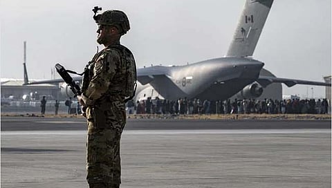 काबूल विमानतळावरील सुरक्षा व्‍यवस्‍थेत वाढ करण्‍यात आली आहे.