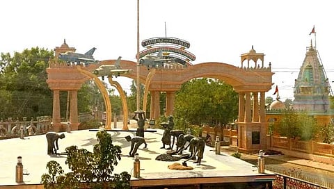 मधापर : भारतातील गर्भश्रीमंत गाव