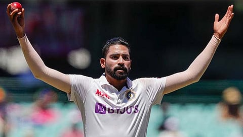 
भारताचा वेगवान गोलंदाज मोहम्‍मद सिराज याने सलग दोन चेंडूवर  इंग्‍लंडच्‍या दोन फलंदाजांना तंबूत धाडले. 
