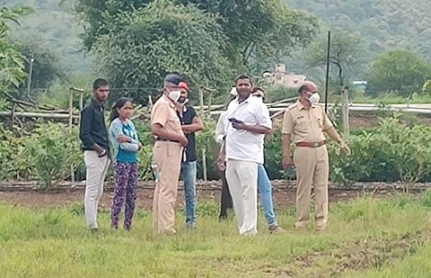 सख्ख्या चुलत भावांमध्ये शेतात गाय बांधल्‍यावरून मारामारी; आईचा मृत्‍यू