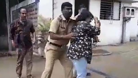 नाशिक : मुख्यमंत्री, गृहमंत्री दौऱ्यावर असताना महिलेचा आत्मदहनाचा प्रयत्न