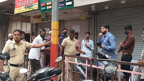 पुणे : निर्बंध झुगारून लक्ष्मी रोडवर दुकाने सुरू, दुकानदार, पोलिसांमध्ये शाब्दिक चकमक