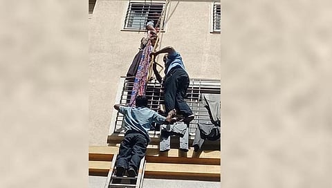 केस वाळवायला गच्चीवर गेली आणि तोल जाऊन खाली पडली! पुण्यातील घटना