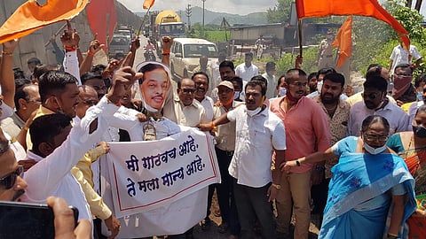 महाड:  संतप्त शिवसैनिकांनी केंद्रीय मंत्री नारायण राणे यांचा पुतळा जाळला!