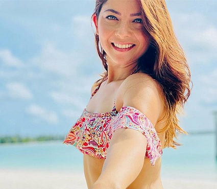 सोनाली कुलकर्णी चे मालदीवमध्ये बिकीनीत धमाल; चाहते घायाळ