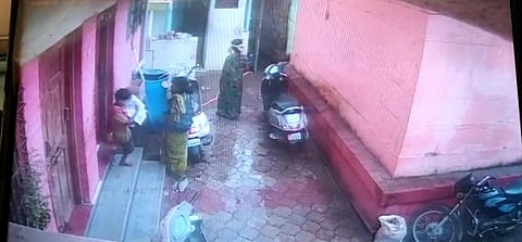 कोल्हापूर : भिक मागायला आले आणि दोन मोबाईल चोरुन गेले