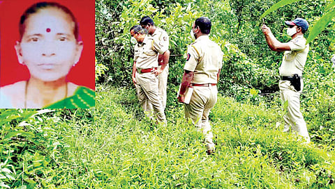 चिंदर ः मुरूमखणी भागात कुजलेल्या अवस्थेत सापडलेल्या मृतदेहाची पाहणी करताना डीवायएसपी डॉ. नितीन कटेकर, सहायक पोलिस निरीक्षक कुलदीप पाटील व अन्य.(छाया ः उदय बापर्डेकर)