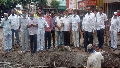 पलुस येथील रखडलेल्या गटारीवर सर्वपक्षीय नारळफोडो आंदोलन