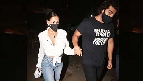 Malaika Arora : मलायकाचा अर्जुनच्या हातात हात, शर्टचं बटण उघडं अन्…