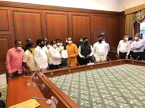 मुख्यमंत्री उध्दव ठाकरे यांची स्वाभिमानी शेतकरी संघटनेच्या  शिष्टमंडळाशी चर्चा केली.