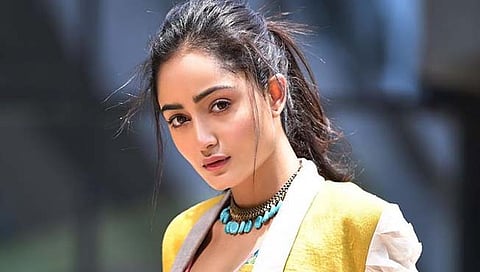 आश्रम फेम त्रिधा चौधरी हिचे बोल्ड व्हिडिओ व्हायरल…