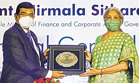 देशाला आणखी मोठ्या बँकांची गरज : निर्मला सीतारामन