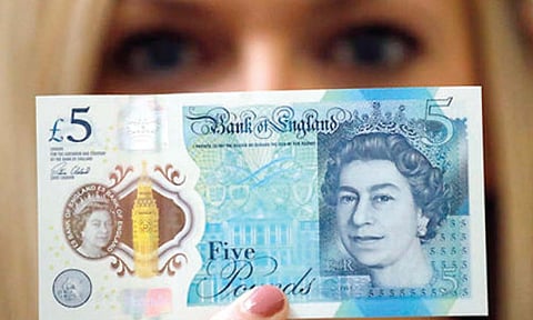 पैशातील नोटांमध्ये मेटेलिक दोर्‍याचा वापर का करतात?