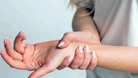 हाता-पायात का येतात मुंग्या?