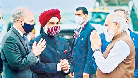 वॉशिंग्टन : मोदी यांचे स्वागत करताना अमेरिकन उच्चपदस्थ अधिकारी. तसेच मूळ भारतीय अमेरिकन नागरिक.