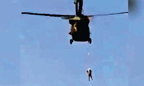 क्रौर्याची परिसीमा! तालिबान्यांनी एकाला हेलिकॉप्टरला लटकावून शहरभर फिरवलं