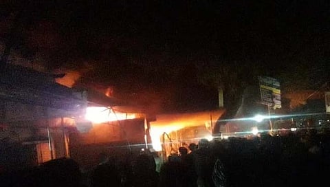 : इंडोनेशिया मधील  कारागृहात आग लागून ४१ कैद्‍यांचा होरपळून मृत्‍यू झाला.