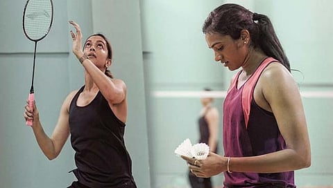 दीपिका पदुकोन पी. व्ही. सिंधू सोबत गाळत आहे घाम!