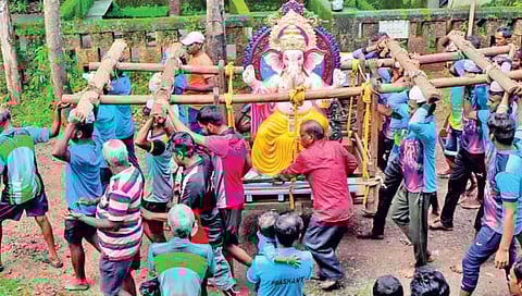 गणेशोत्सव : देवगड - कितीही आधुनिकता आली आणि वाहतुकीच्या सोयी झाल्या तरी पारंपरिक डोलीतून बाप्पांची मूर्ती घरी नेण्यातील आनंद काही वेगळाच असतो. देवगडमधील हे छायाचित्र. 	(छाया: वैभव केळकर)