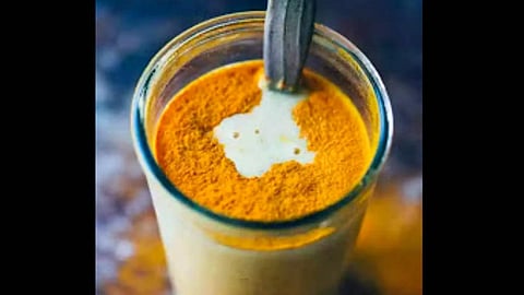 रात्री झोपताना प्या हळद दूध ; नियमित घेतल्यास होतील ‘हे’ फायदे