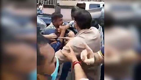 जुहूमध्ये क्लीनअप मार्शल व नागरिकांमध्ये हाणामारी