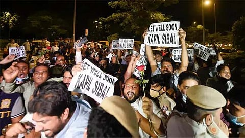 कपिल सिब्बल यांच्या घरावर युवक काँग्रेसच्या कार्यकर्त्यांचा हल्ला