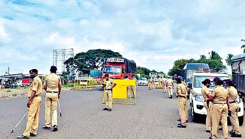 कोल्हापूर : महामार्गावरील किणी टोल नाक्यासह सांगली फाटा, उजळाईवाडी उड्डाणपुलाजवळ पोलिसांचा कडेकोट बंदोबस्त ठेवण्यात आला होता. 	(छाया : पप्पू आत्तार)