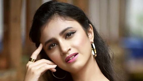 रितिका श्रोत्री झाली ‘मॅड’, ग्लॅमरस अवताराने वेडे झाले फॅन्स