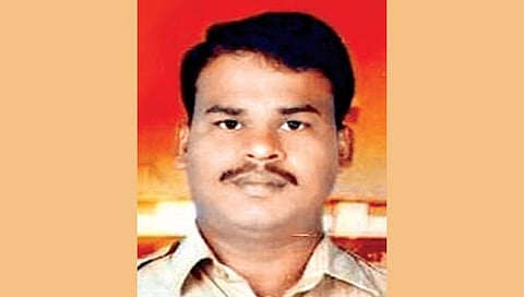 सोलापूर : वाळू माफियाने पोलिसाला चिरडले
