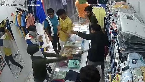 पिंपरी : डिलक्स चौकातील ‘तो’ थरार सीसीटीव्हीत कैद! Video व्हायरल