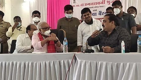 शिवसेना आमदार छगन भुजबळांना भिडले, दोघांमध्ये शाब्दिक चकमक