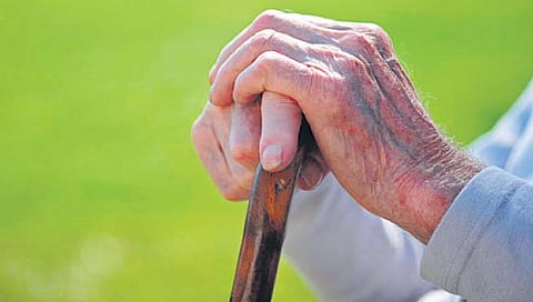 लोकसंख्या : मृत्युदर घटल्याने तरुणांचा देश होतोय ज्येष्ठ