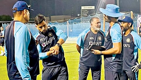 महेंद्रसिंग धोनीमुळे भारत विजेतेपद पटकावेल : सलमान बट्ट