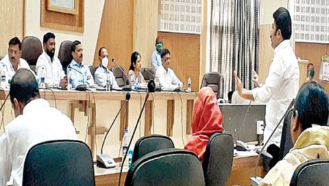 सोलापूर : जिल्हा परिषदेच्या यशवंतराव सभागृहात आयोजित करण्यात आलेल्या सर्वसाधारण सभेत टक्केवारीच्या विषयावर आक्रमक भूमिका घेताना राष्ट्रवादीचे सदस्य उमेश पाटील.