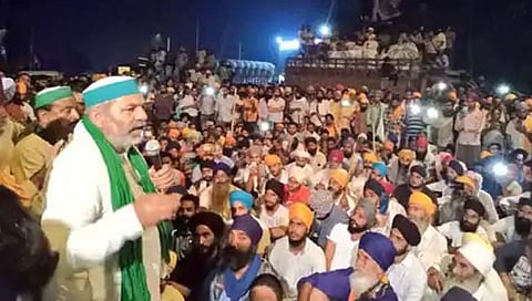 भारतीय किसान परिषदेचे प्रवक्‍ता राकेश टिकैत यांनीच लखीमपुरा येथे आंदोलक शेतकर्‍यांशी संवाद साधला. 
