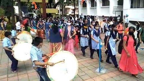 पिंपरी चिंचवड शहरात आज (दि. ४) काही शाळांमध्ये ढोल ताशांच्या गजरात, फुलांची उधळण करीत विद्यार्थ्यांचे जंगी स्वागत करण्यात आले.