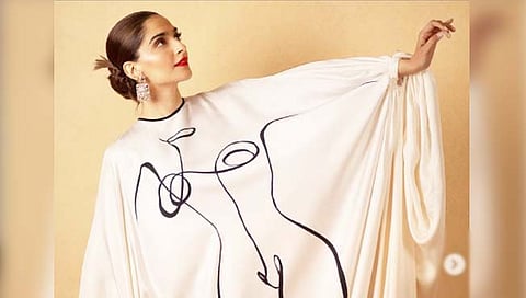 Sonam Kapoor : सफेद रंगाच्या आउटफिटमध्ये सोनम कपूर, पण चाहत्यांनी घेतला चांगलाच क्लास !