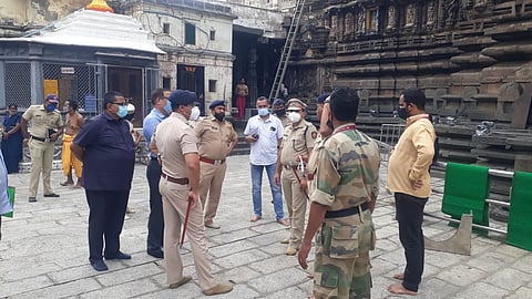 कोल्हापूर : अंबाबाई मंदिर सुरक्षिततेची पोलिस अधीक्षकांकडून पाहणी